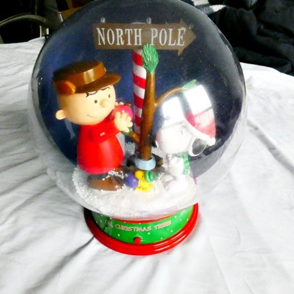 Peanuts Snoopy "Oh Christmas Tree" Air Blown Snow Globe Lights Sounds